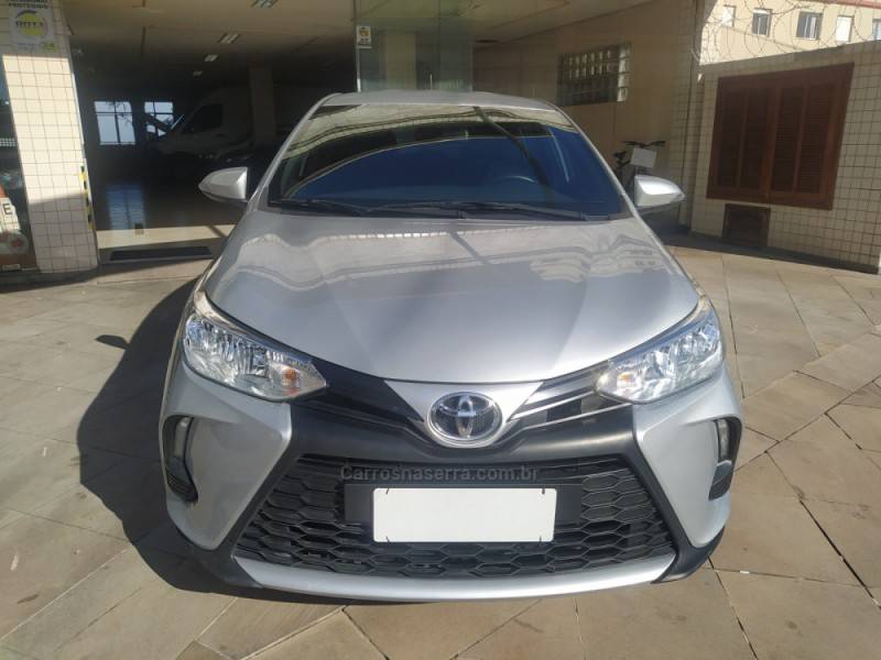 TOYOTA - YARIS - 2022/2023 - Prata - R$ 85.000,00