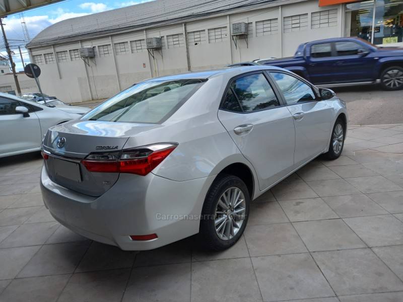 TOYOTA - COROLLA - 2017/2018 - Prata - R$ 88.900,00