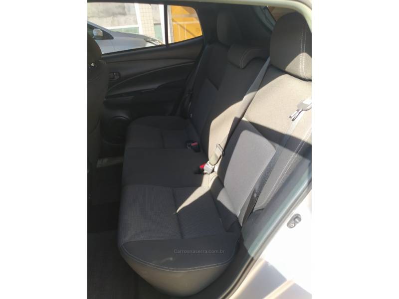 TOYOTA - YARIS - 2022/2023 - Prata - R$ 85.900,00
