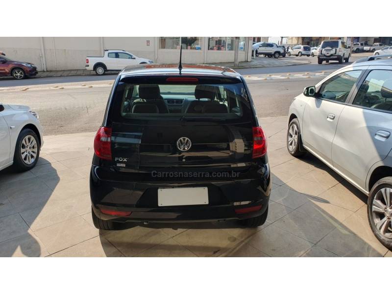 VOLKSWAGEN - FOX - 2013/2014 - Preta - R$ 37.900,00