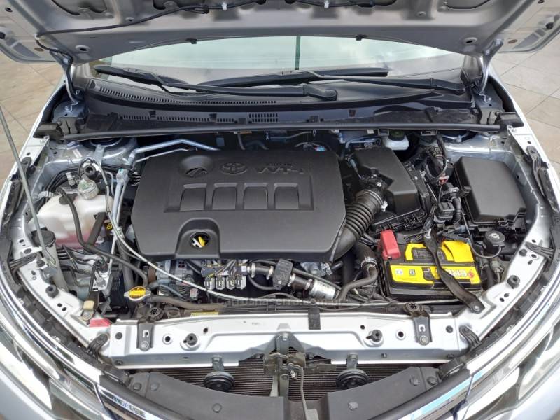TOYOTA - COROLLA - 2017/2018 - Prata - R$ 88.900,00