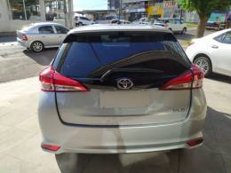 TOYOTA - YARIS - 2022/2023 - Prata - R$ 85.900,00