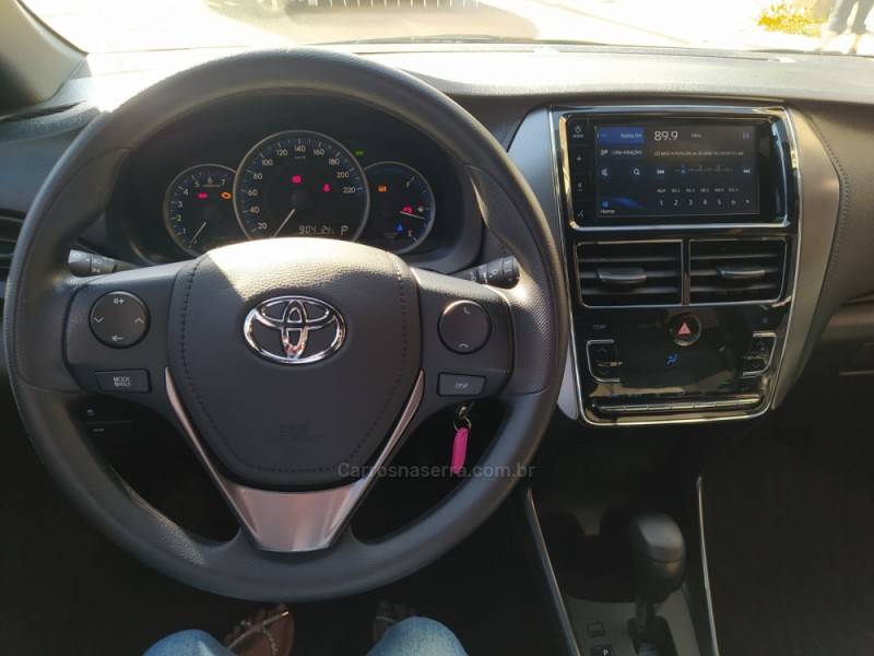TOYOTA - YARIS - 2022/2023 - Prata - R$ 85.000,00