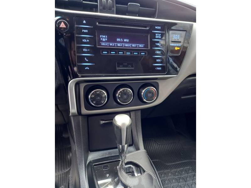 TOYOTA - COROLLA - 2017/2018 - Prata - R$ 88.900,00