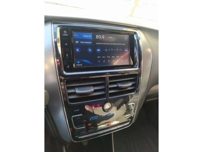 TOYOTA - YARIS - 2022/2023 - Prata - R$ 85.900,00