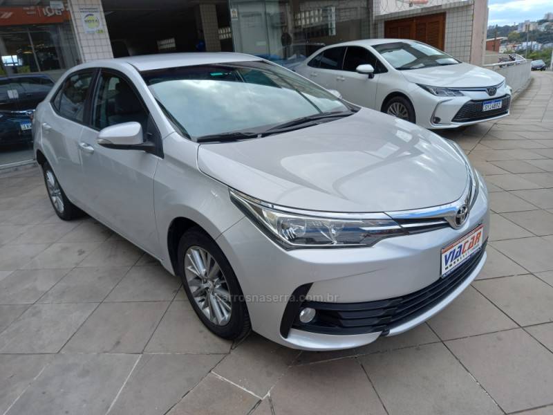 TOYOTA - COROLLA - 2017/2018 - Prata - R$ 88.900,00