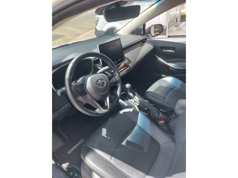 TOYOTA - COROLLA - 2023/2024 - Branca - R$ 147.900,00