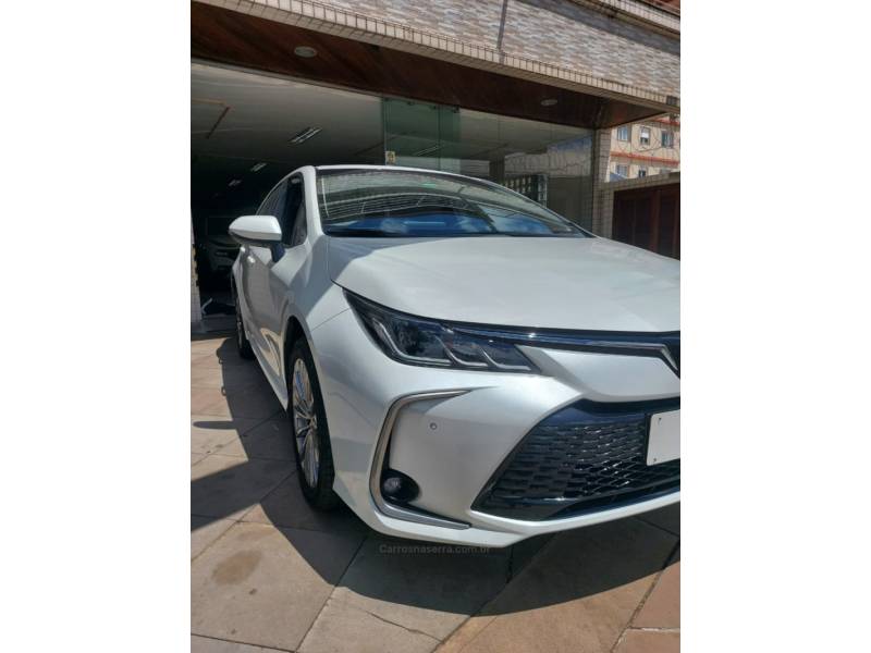 TOYOTA - COROLLA - 2023/2024 - Branca - R$ 147.900,00
