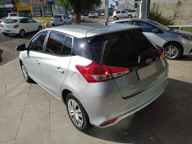 TOYOTA - YARIS - 2022/2023 - Prata - R$ 85.000,00