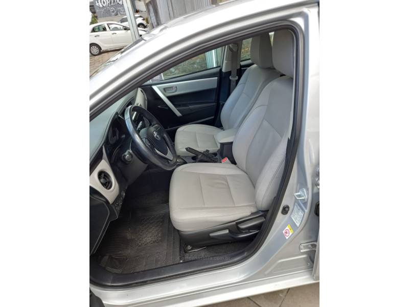 TOYOTA - COROLLA - 2017/2018 - Prata - R$ 88.900,00