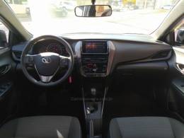 TOYOTA - YARIS - 2022/2023 - Prata - R$ 85.900,00