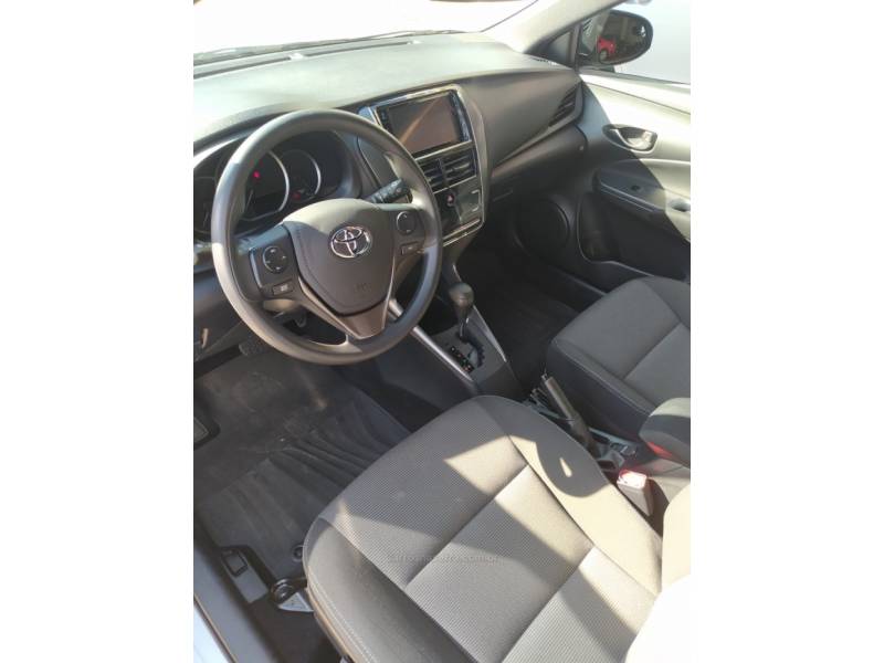 TOYOTA - YARIS - 2022/2023 - Prata - R$ 85.900,00