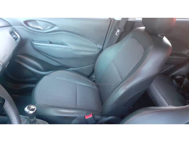 CHEVROLET - ONIX - 2017/2018 - Branca - R$ 68.000,00