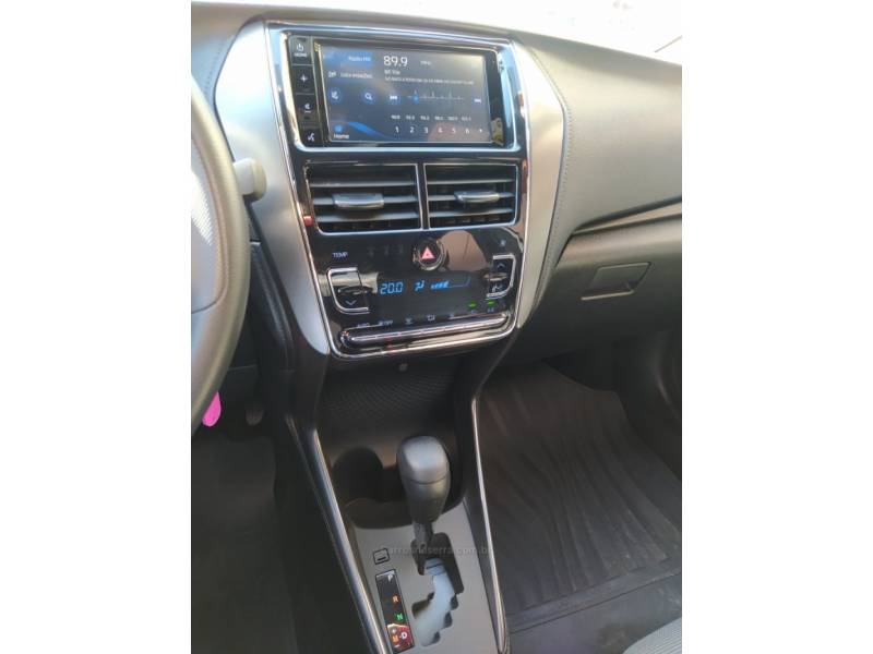 TOYOTA - YARIS - 2022/2023 - Prata - R$ 85.000,00