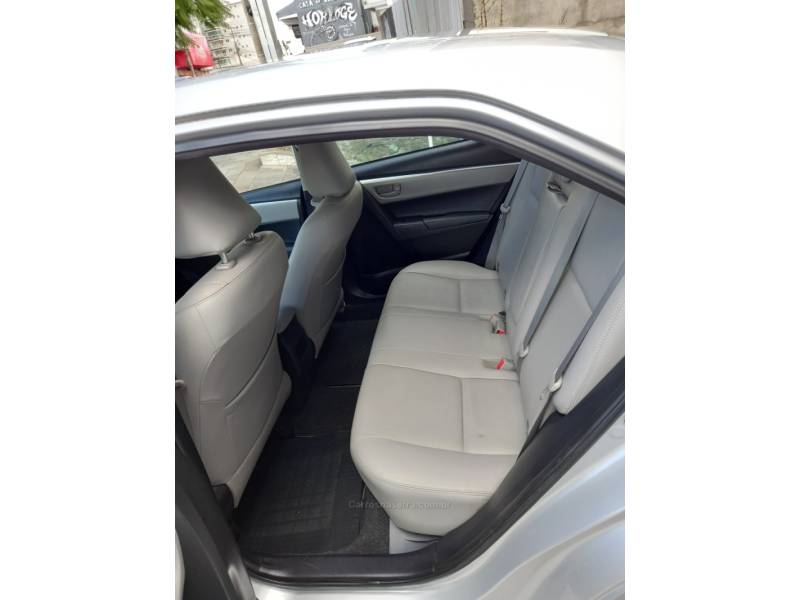 TOYOTA - COROLLA - 2017/2018 - Prata - R$ 84.900,00