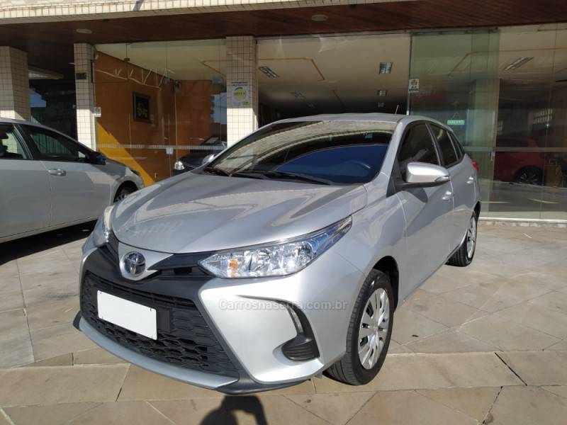 TOYOTA - YARIS - 2022/2023 - Prata - R$ 85.000,00