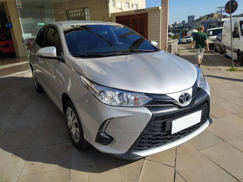 TOYOTA - YARIS - 2022/2023 - Prata - R$ 85.900,00