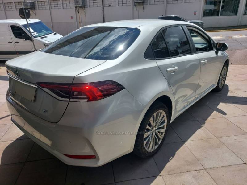 TOYOTA - COROLLA - 2023/2024 - Branca - R$ 147.900,00
