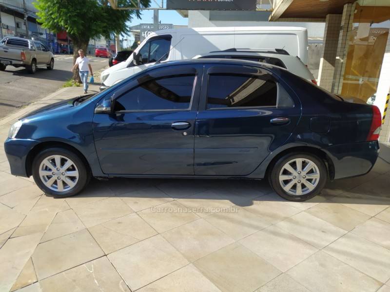 TOYOTA - ETIOS - 2016/2017 - Azul - R$ 51.900,00