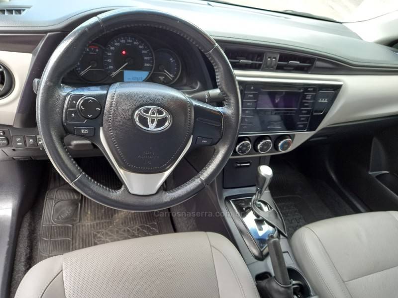 TOYOTA - COROLLA - 2017/2018 - Prata - R$ 88.900,00