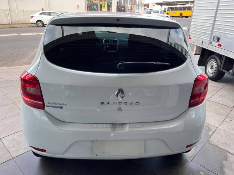 RENAULT - SANDERO - 2017/2017 - Branca - R$ 39.900,00