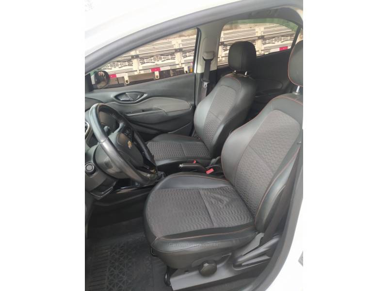 CHEVROLET - ONIX - 2017/2017 - Branca - R$ 59.990,00