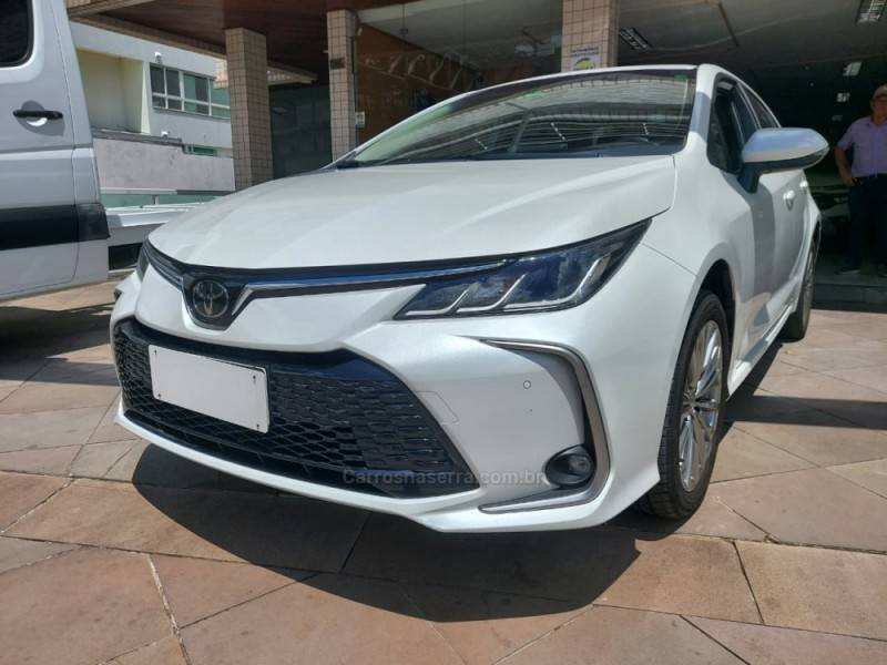TOYOTA - COROLLA - 2023/2024 - Branca - R$ 147.900,00