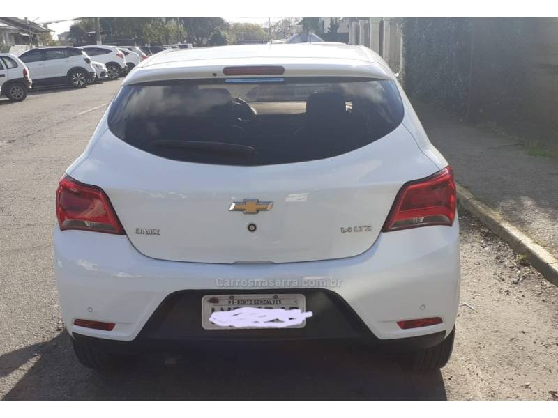 CHEVROLET - ONIX - 2017/2018 - Branca - R$ 68.000,00